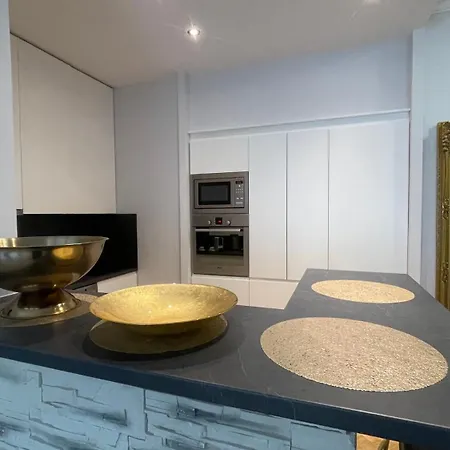 דירה Luxury With Free Parking *